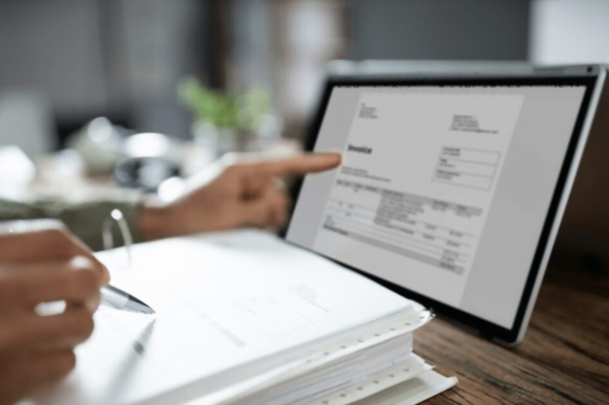 Profisssional emitindo nota fiscal