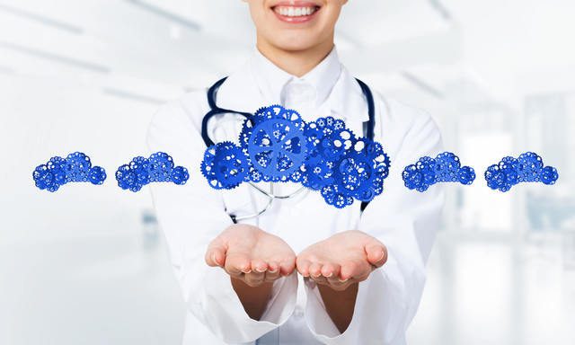 Médica com as mãos estendidas e engrenagens azuis cruzando a imagem