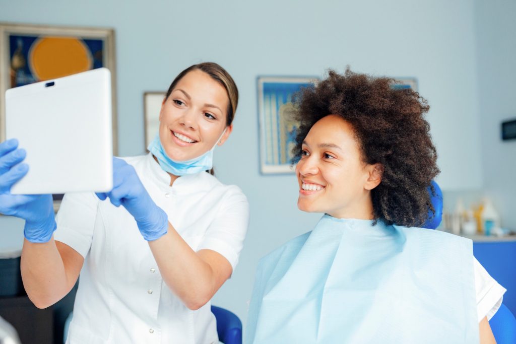Dentista e paciente em consulta