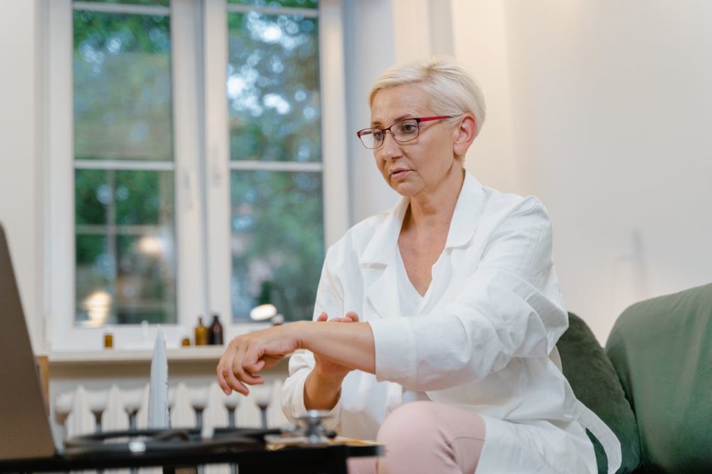 Profissional da saúde aplicando uma pratica medica mais eficiente